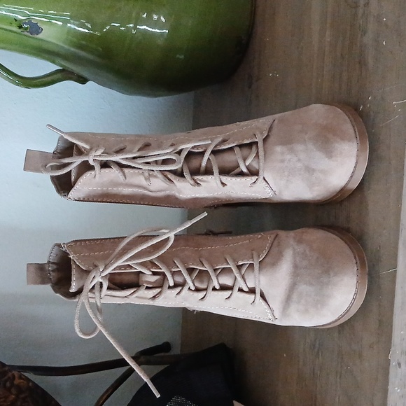 ❤️Universal Thread tan booties - Picture 1 of 7